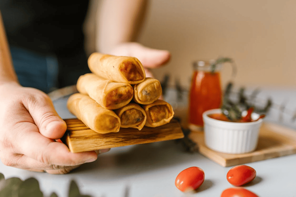 Taste authentic Ninh Binh flavors like crispy rice, sauteed goat, fried spring roll and stewed caramelized basa fish at nearby eco-restaurants (Source: Pexels)